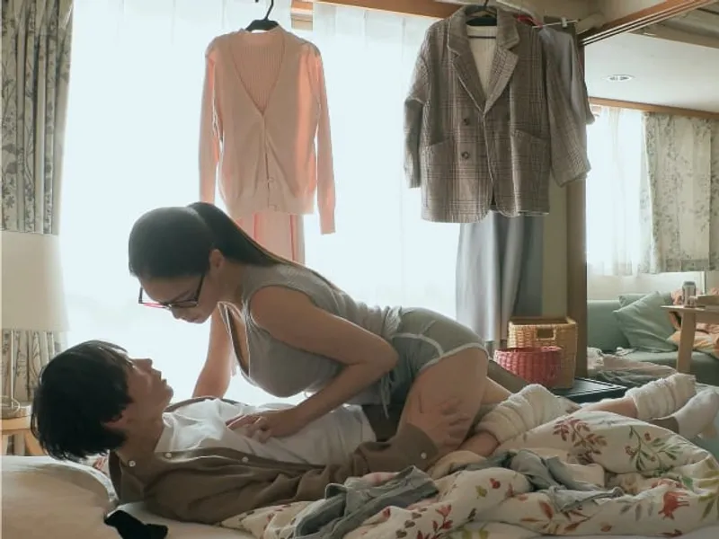 được chị gần nhà "an ủi" khi em gái đi ngoại tình